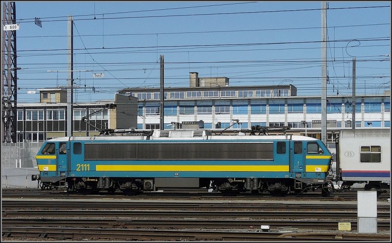 Die 2111 verlsst den Bahnhof Bruxelles Midi am 31.05.09 (Jeanny)