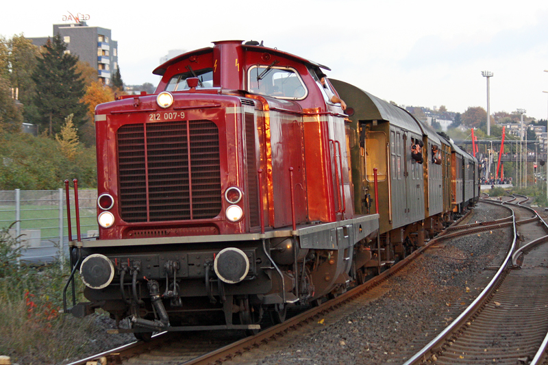 Die 212 007-9 mit einen Sonderzug bei der Ausfahrt aus Remscheid Hbf , am 25,10,09