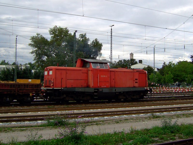 Die 212 100 am 23.08.2008 bei Gleisbauarbeiten in Rosenheim. 