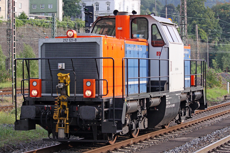 Die 212 121-8 der NBE bei der Durchfahrt durch Wuppertal Steinbeck, am 11,08,09