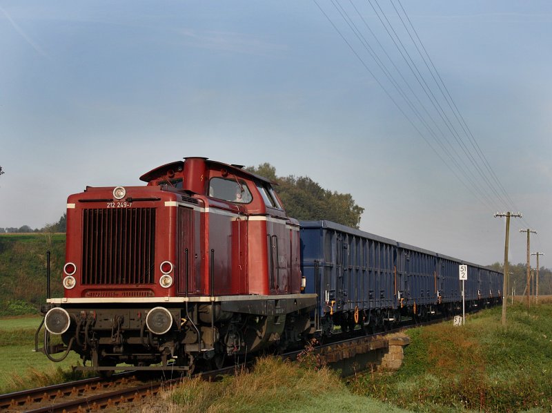 Die 212 249 von Lokomotion mit einem Kohlezug nach Pocking unterwegs am 26.09.2009 auf der Rottalbahn bei Bad Birnbach. 