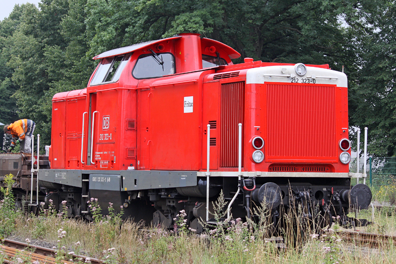 Die 212 323-0 in Remscheid-Lttringhausen, am 11,08,09