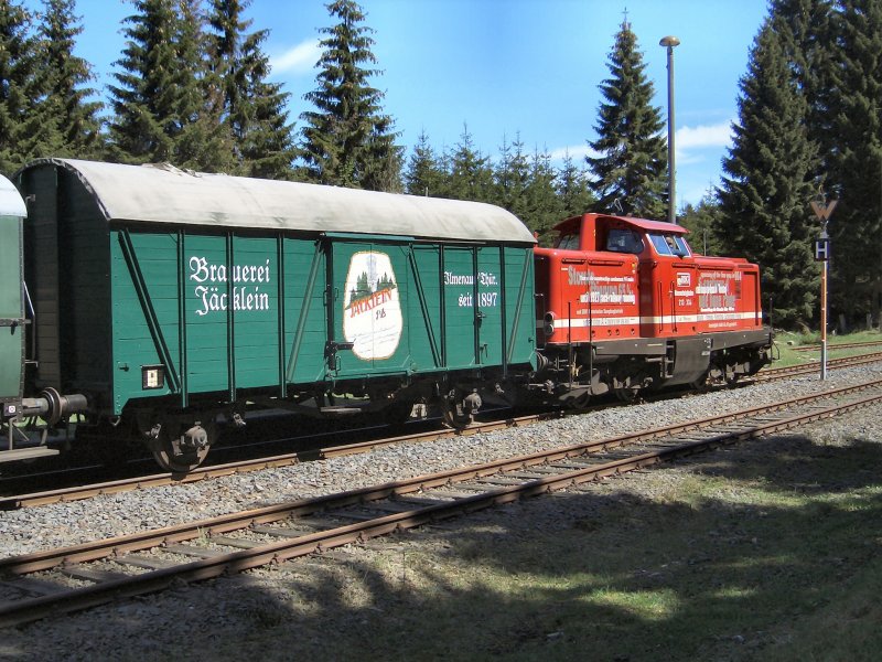 Die 213 334 mit alten Gterwagen (und nicht mehr sichtbaren Personenzug) im Bhf. Rennsteig (Thringer Wald)- Sommer 2005