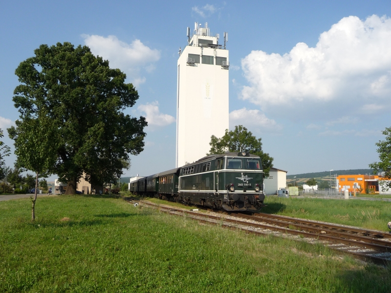Die 2143.40 mit ihrem 5-teiligen Sonderzug in der ehemaligen Bahnhaltestelle Harmannsdorf-Rckersdorf. (02.08.09)