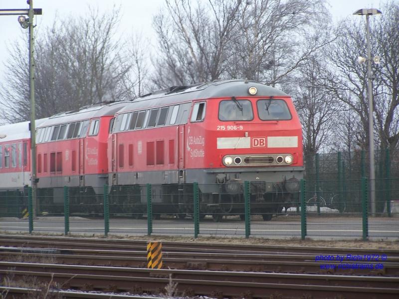 Die 215 906-9 und eine andere 215 in Autoverladebereich hngt die Autotransporter ab in Niebll.