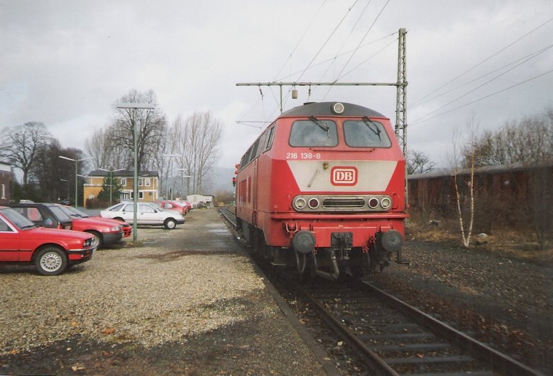 Die 216 138-8 kommt von ihrer Arbeit aus Eschwege ber die alte Strecke Eschwege - Kassel zurck. Hier am ehem. Haltepunkt Eschwege West auf dieser Strecke. Aufgenommen Anfang der 90er Jahre. (Foto Scan).

Heute ist auf diesem Gelnde die neue Strecke fr den Stadtbahnhof Eschwege verlegt worden sowie eine neue Oberleitung gezogen, da die auf dem Bild zu erkennende, ebenso wie die Gleise, ein paar Monate nach der Entstehung dieses Bildes lngst zurckgebaut worden sind.