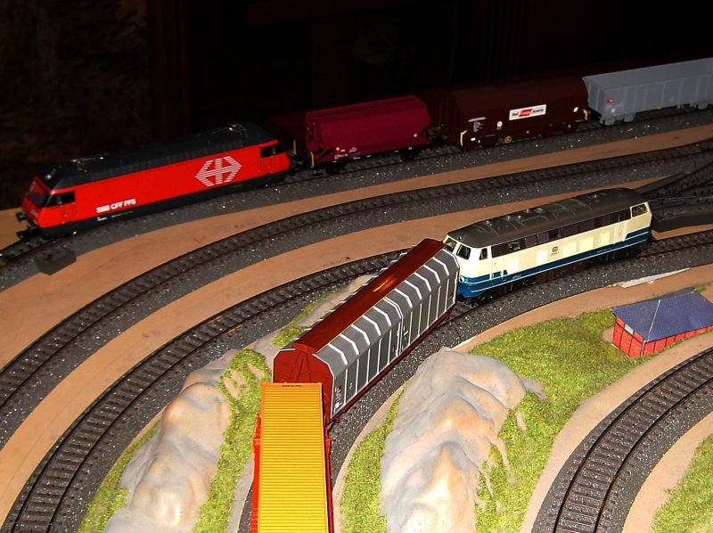 Die 216 188 und die Re 460 046 bei der Durchfahr mit Gterzgen durch den Bahnhof. 