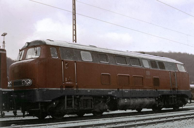 Die 216009 in Hagen-Eckesey wird von einer V100 zwecks Reparatur in die Werkstatt geschleppt. Sie war damals, (1975) noch beim Bw 
Gelsenkirchen-Bismarck beheimatet!
