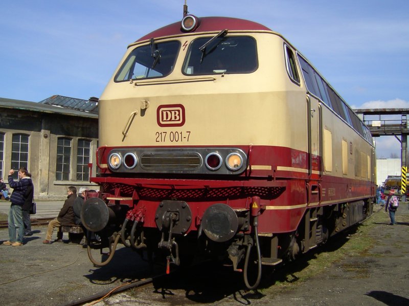 Die 217 001 am 24.03.2008 beim Diesellok Fest im Bahnpark Augsburg. 