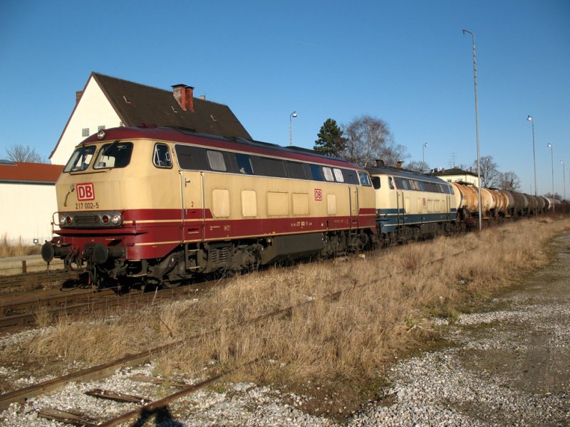 Die 217 002 + 217 014 am 17.11.2007 in Dorfen, warten auf den Gegenzug.