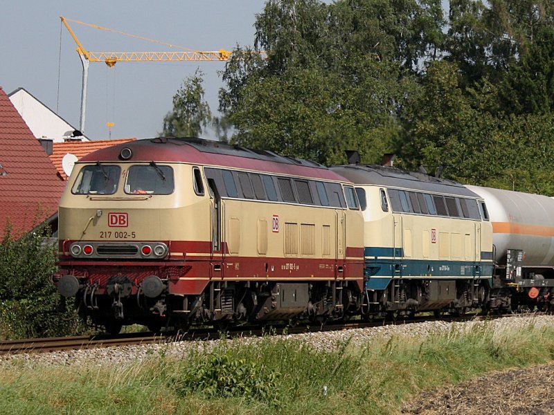Die 217 002 und die 217 014 schieben einen Kesselwagenzug zum Wackerwerk nach. (Tling 25.08.2009)