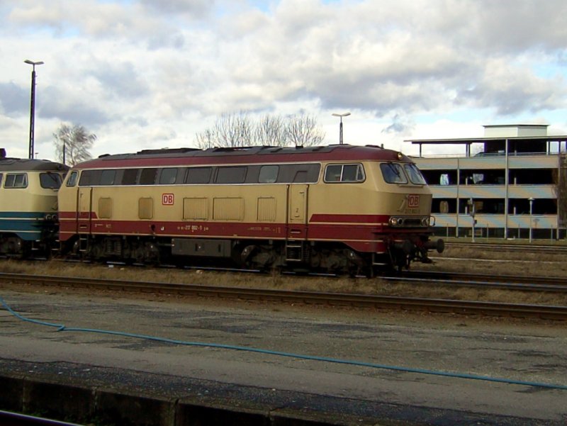 Die 217 002 am 06.02.2008 bei einer Rangierfahrt in Mhldorf.