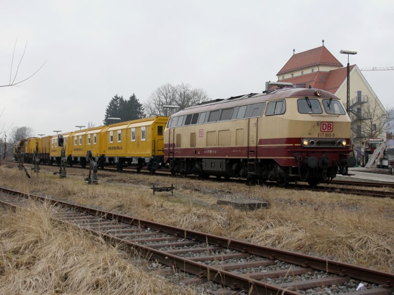 Die 217 002 am 06.02.2009 mit einem Speno Schienenschleifzug  Zug in Pfarrkirchen. 