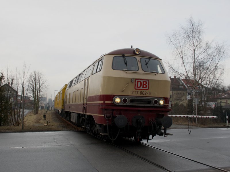 Die 217 002 am 06.02.2009 mit einem Speno Schienenschleifzug bei der Ausfahrt aus Pfarrkirchen. 