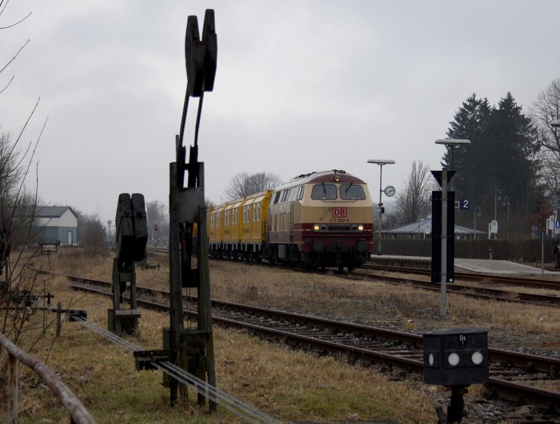 Die 217 002 am 06.02.2009 mit einem Schienenschleifzug in Pfarrkirchen.