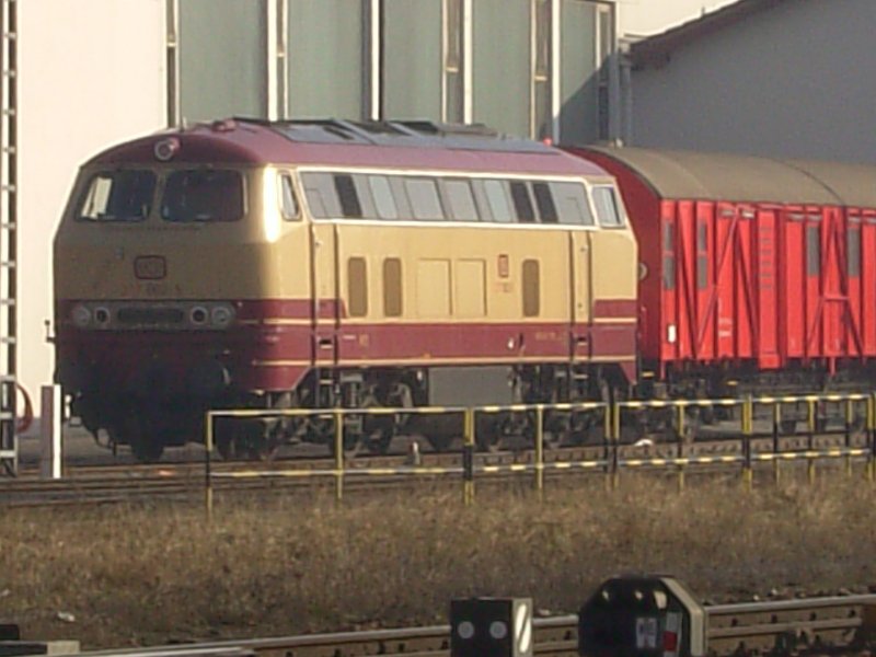 Die 217 002 in TEE Farbgebug in Mhldorf am 21.02.2007