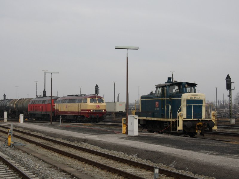 Die 217 002 und eine Weiter am 14.03.2009 in Mhldorf, im Vordergrund steht die 364 776
