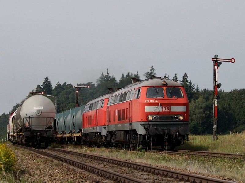 Die 217 012 und die 225 079 am 25.08.2009 mit einem Mllzug bei der Einfahrt in Tling. 