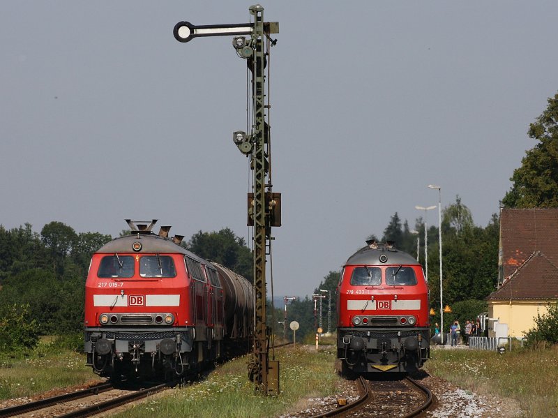 Die 217 015 und die 225 002 mit einem Kurzen Kesselwagenzug und die 218 433 mit der RB nach M�hldorf am 25.08.2009 in T��ling.