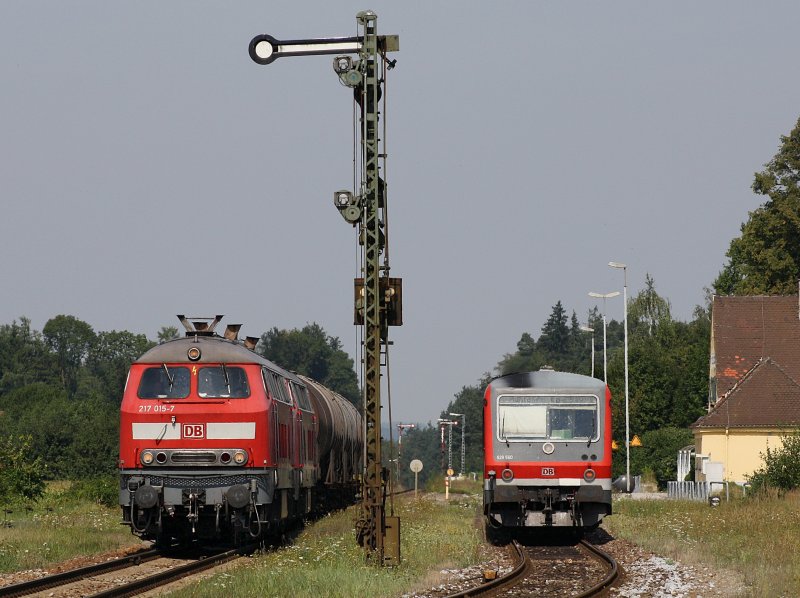 Die 217 015 und die 225 002 mit einem Kurzen Kesselwagenzug und der 628 560 mit der RB nach M�hldorf am 25.08.2009 in T��ling.