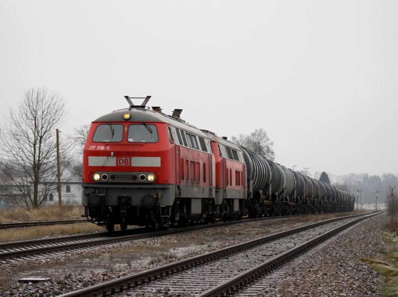 Die 217 016 und die 225 806 am 02.01.2009 mit einem Kesselwagenzug in Tling. 