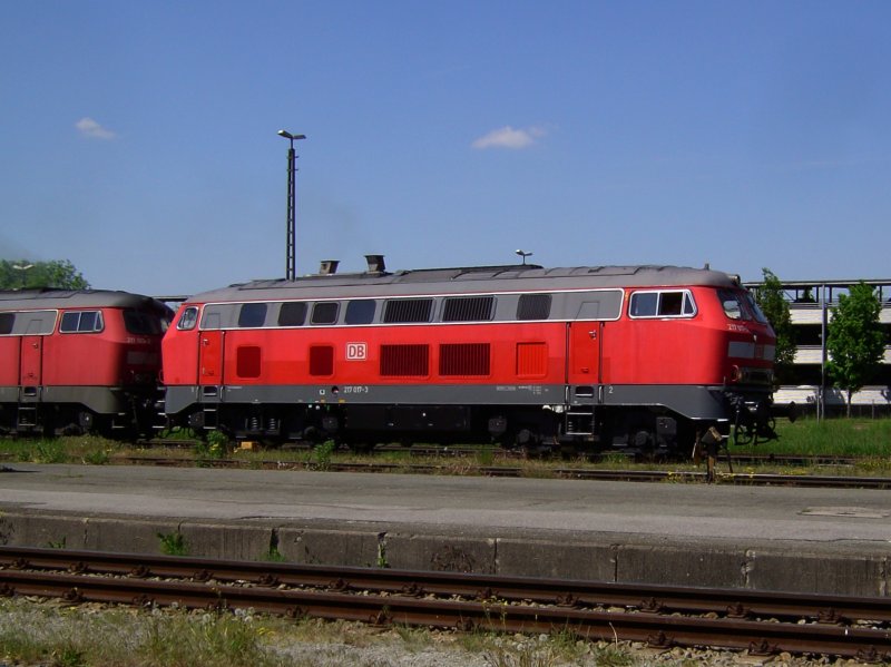 Die 217 017 am 14.05.2008 in Mhldorf bei der Ausfahrt. 