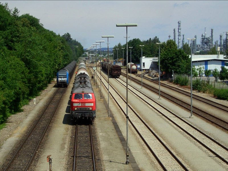 Die 217 021 und 3 weitere am 21.06.2008 mit einem Kesselwagenzug und die 2016 903 von LTE im Wackerwerk Burghausen. (Bild entstand auf ffentlich zugnglicher Brcke)