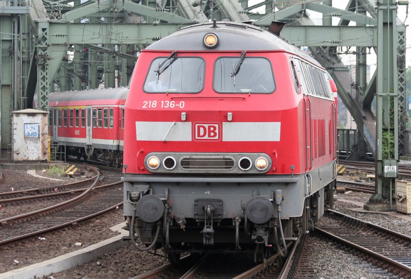 Die 218 136-0 fhrt als RE12 von Kln Messe/Deutz nach Trier ber die Hohenzollernbrcke in den Klner HBF ein, aufgenommen am 02.08.2009
