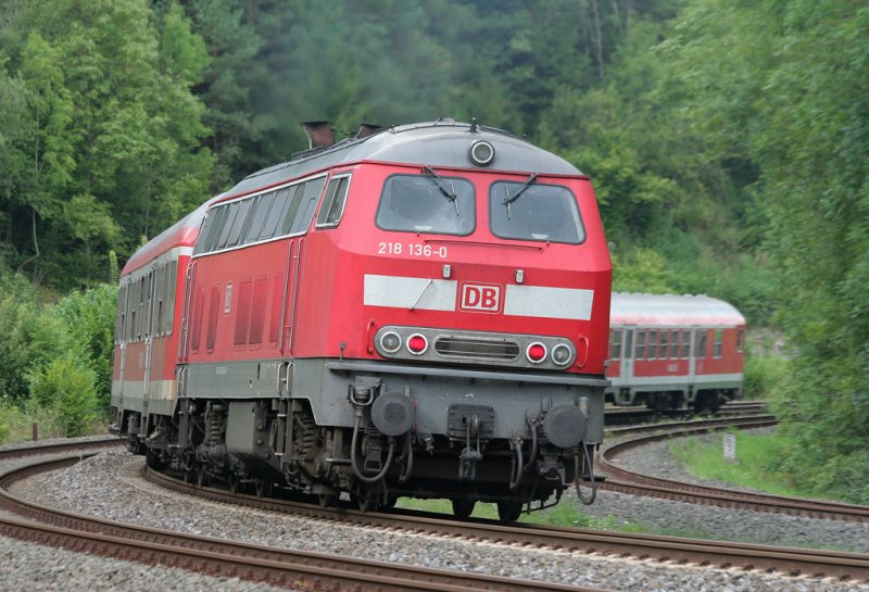 Die 218 136-0 schiebt ihren RE12 von Trier nach Kln Messe/Deutz durch Gerolstein am 12.08.2009