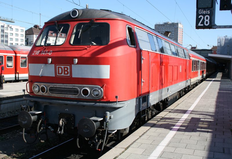 Die 218 141-0 mit einem RE in Mnchen HBF, aufgenommen am 20.10.2009