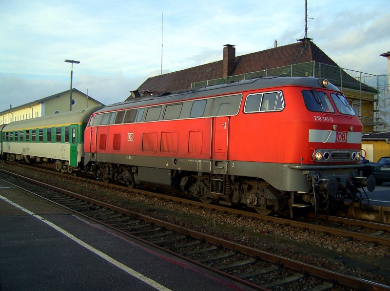 Die 218 141 mit einem Tschechischen RE bei der Ausfahrt aus Schwandorf am 09.12.2007 in Richtung Regensburg. 