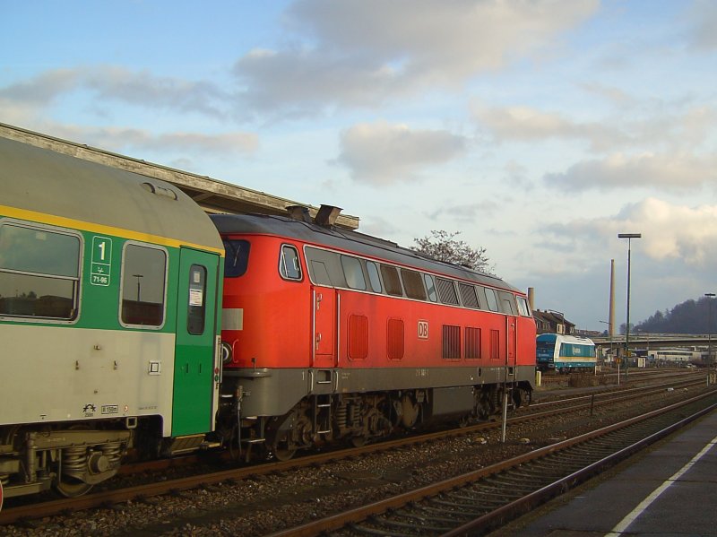 Die 218 141 mit einem Tschechischen RE bei der Ausfahrt aus Schwandorf am 09.12.2007 in Richtung Regensburg. 