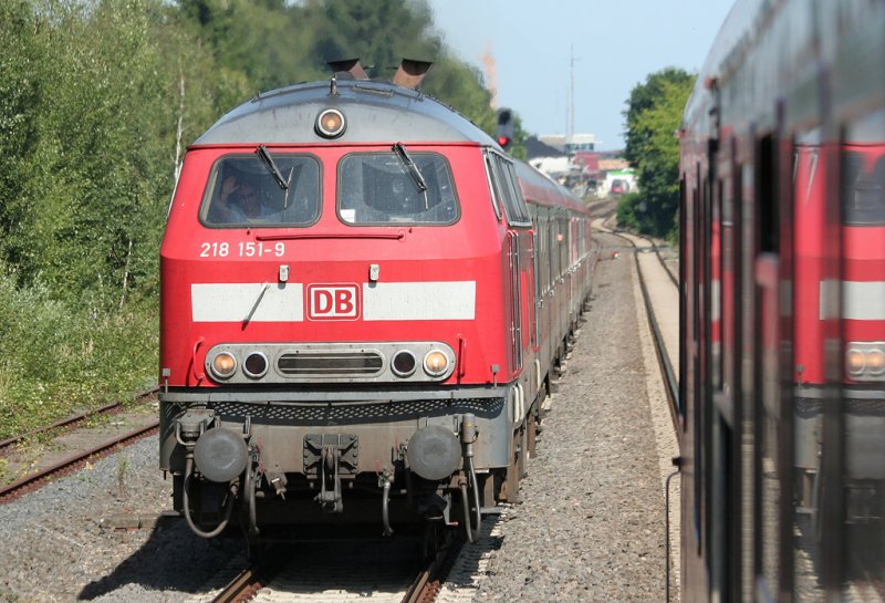 Die 218 151-9 mit grendem Tf begegnete uns bei der Einfahrt in Euskirchen mit dem Gegenzug des RE12 nach Trier, aufgenommen am 15.08.2009
