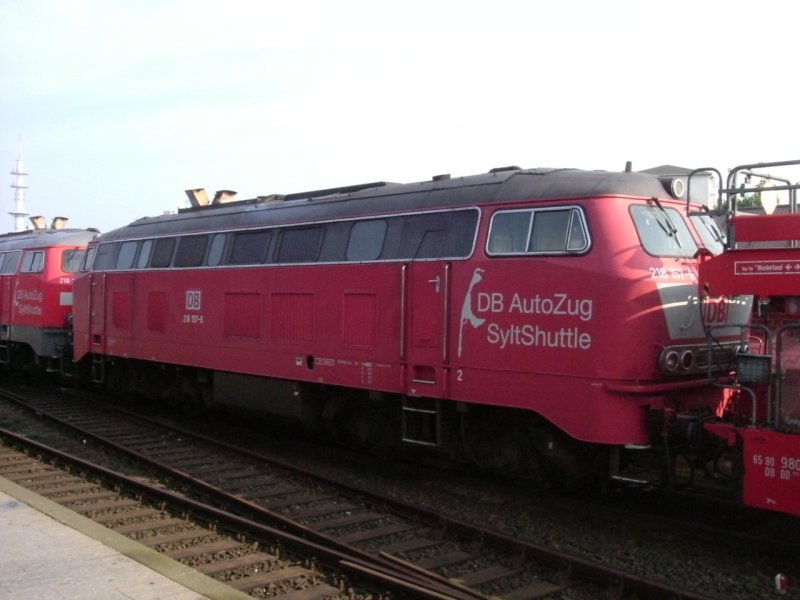 Die 218 157 ist eine der letzten Orientroten Loks berhaupt. Hier steht sie gerade in Westerland/Sylt. (17.08.2006)