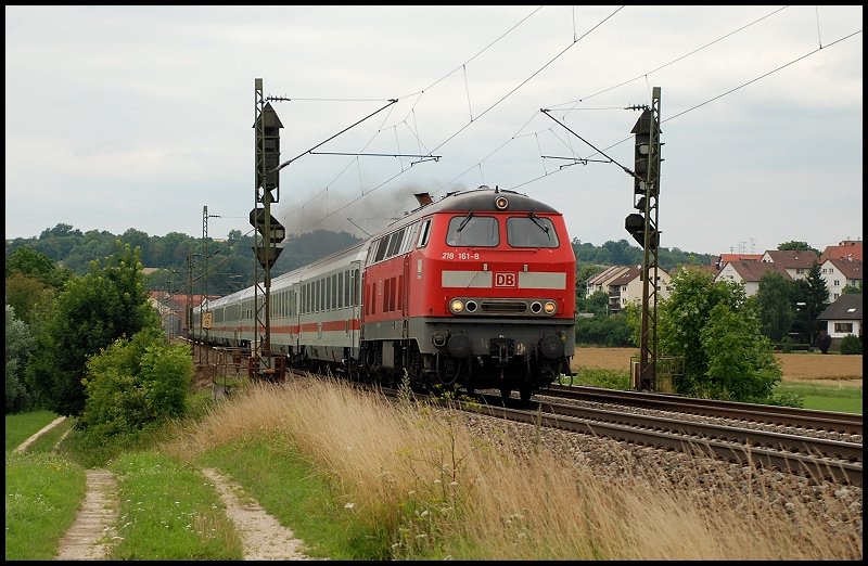 Die 218 161 zieht den IC 2013 nach Oberstdorf. Aufgenommen im Juli 2008 bei Halzhausen.