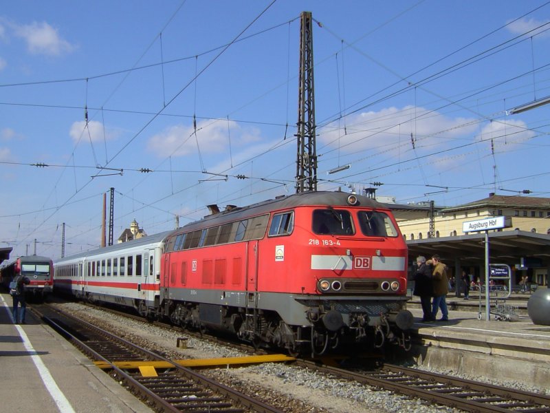 Die 218 163 mit einem IC am 24.03.2008 bei der Ausfahrt in Augsburg Hbf. 