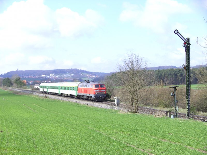 Die 218 203 mit dem Prager (RE 453  Karel Capek ) von Nrnberg nach Furth i. Wald (-Prag) am Esig von Hiltersdorf. Im Hintergrund ist die Maria-Hilfbergkirche von Amberg zu sehen. (17.04.2008)