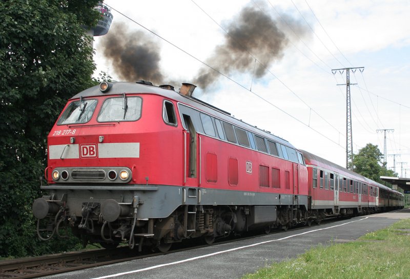 Die 218 217-8 auf dem RE12 von Kln Messe/Deutz nach Trier schoss an diesem Tag wieder eine Wolke ab, aufgenommen am 31.07.2009 in Kln West