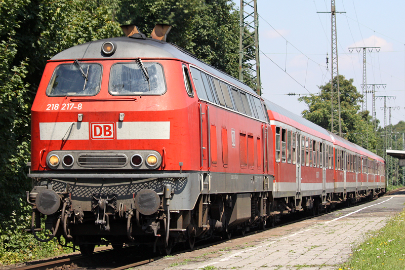 Die 218 217-8 in Kln West, am 04,08,09