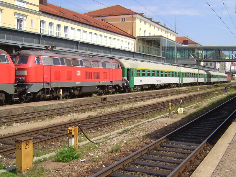 Die 218 276 mit einem RE von Prag nach Mnchen am 14.08.2007 in Regensburg HBF. 