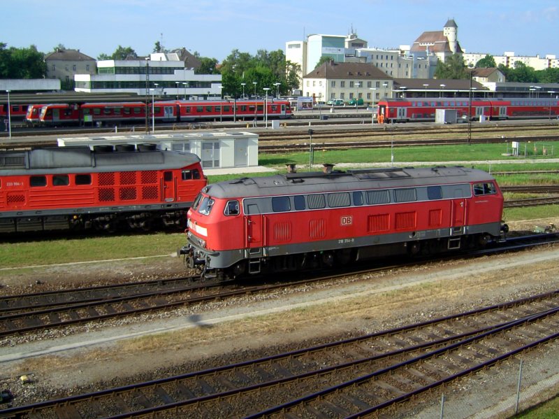 Die 218 354 am 21.06.2008 bei einer Rangierfahrt in Mhldorf.
