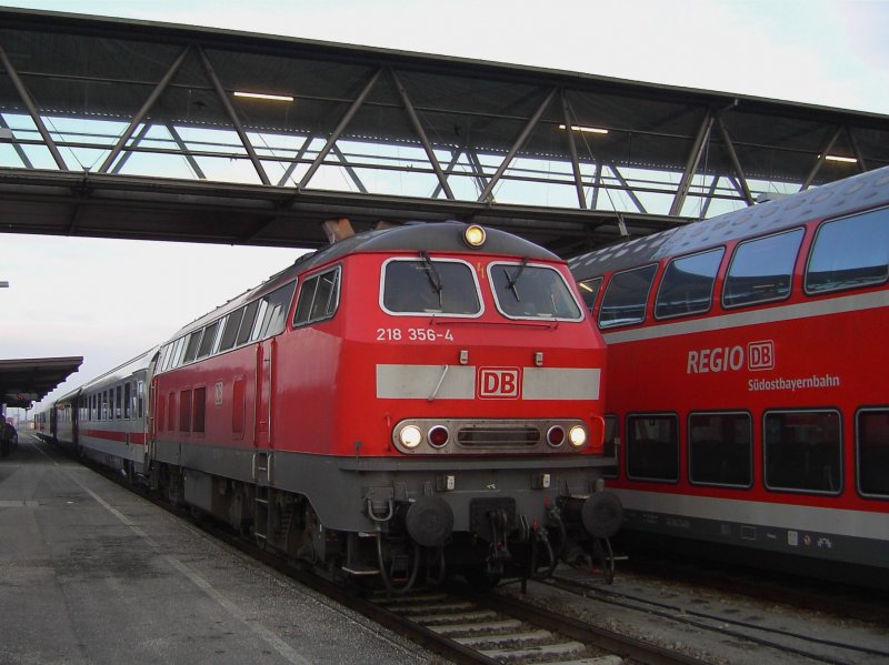 Die 218 356 am 05.01.2008 mit dem IC Rottalerland auf Gleis 7 in Mhldorf. 