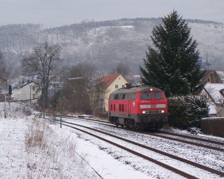 Die 218 360-6 fuhr am 29.Dezember 2007 als Lz nach Aalen um dort einen defekten 650er abzuschleppen. Aufgenommen bei Oberkochen.