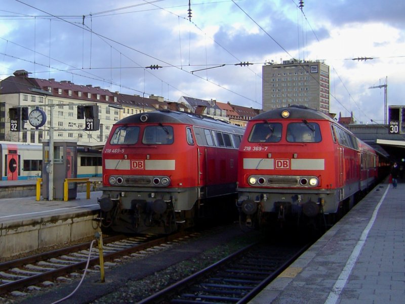 Die 218 369 und die 218 469 am 06.02.2008 in M�nchen Hbf. 