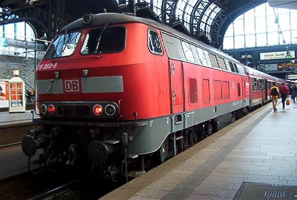 Die 218 383-8 steht vor RE11442 von Hamburg Hbf. nach Lbeck Hbf.(28.07.04)