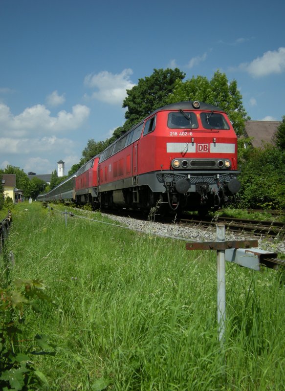 Die 218 402-6 und Schwesterlok bringen den EC194 nach Zrich von Mnchen Hbf nach Lindau, hier kurz vor Ziel in der Abzw. Lindau Aeschach am 28. Juli 2008. 
