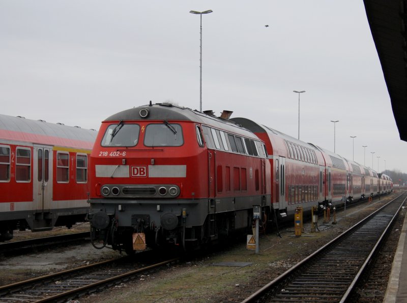 Die 218 402 und 9 Dostos am 28.02.2009 abgestellt in Simbach am Inn.