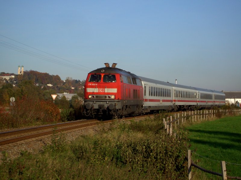 Die 218 402 am 18.10.2008 mit dem IC Rottalerland unterwegs auf der Rottalbahn bei Pfarrkirchen.
