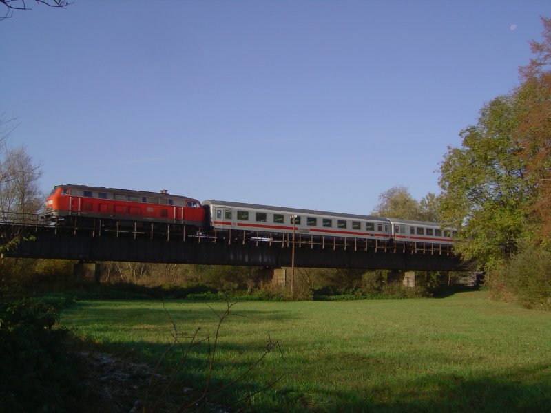Die 218 402 mit dem IC Rottalerland am 18.10.2008 auf der Rott Brcke bei Pfarrkirchen. 