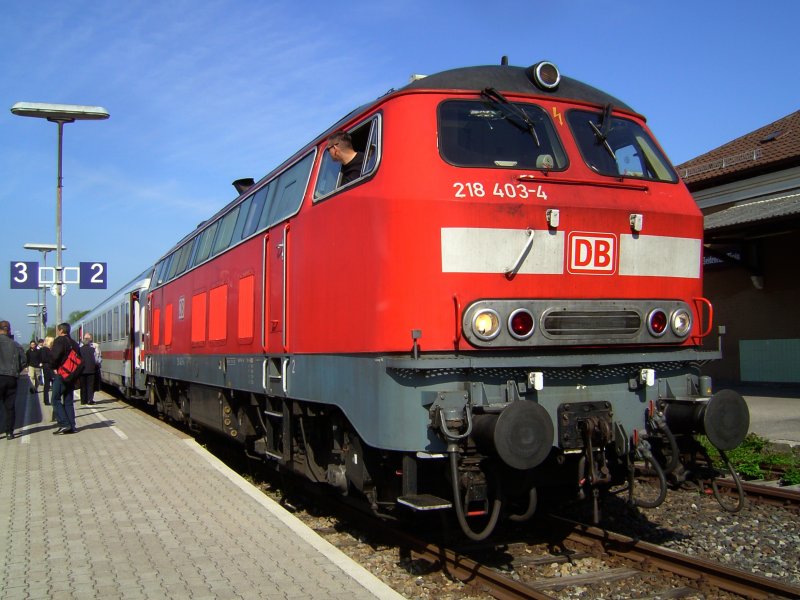 Die 218 403 am 03.05.2008 mit dem IC Rottalerland in Pfarrkirchen. 